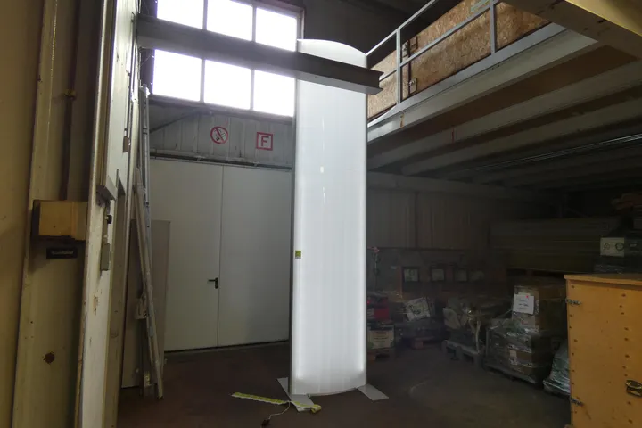 Leuchtstele, gebogen, mit Standfüßen Besteht aus 2 unterschiedlichen Höhen - einmal 250 cm und aus 150 cm. Insgesamt 400 cm hoch